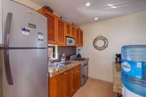 Private kitchen - Great Value on the Beach! Cheerful and comfy third level condo with big views (Akumal)