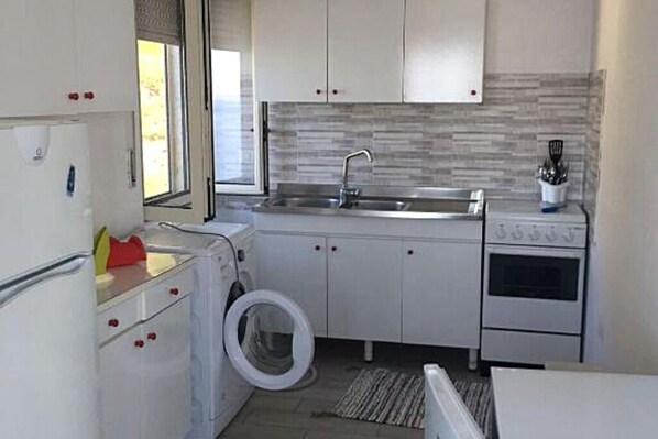 Refrigerador, horno, parrilla de estufa y utensilios de cocina 