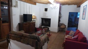 Televisión, chimenea, libros y estéreo