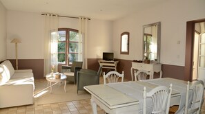 Télévision, baby-foot, livres