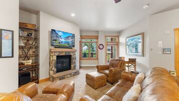 Una televisión, una chimenea