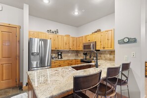 Kylskåp, mikrovågsugn, ugn och spishäll