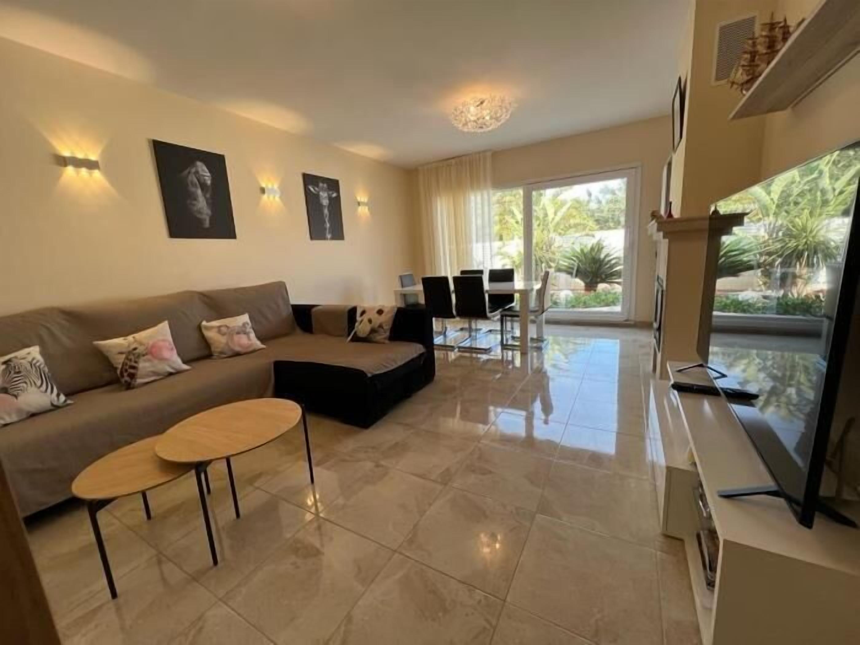 Televisión y chimenea 