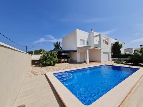 Charmante VILLA moderne à quelques mètres des criques!