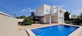Charming modern VILLA a few meters from the coves!