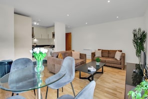 Standard Apartment, 1 Bedroom, Non Smoking, Kitchenette | Private kitchen | Full-size fridge, microwave, oven, stovetop