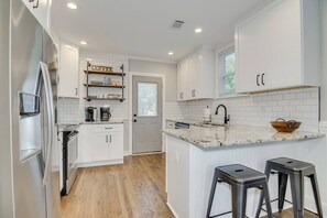 Fridge, microwave, oven, stovetop - Cozy 2bd/1ba Bungalow in Augusta (Augusta)