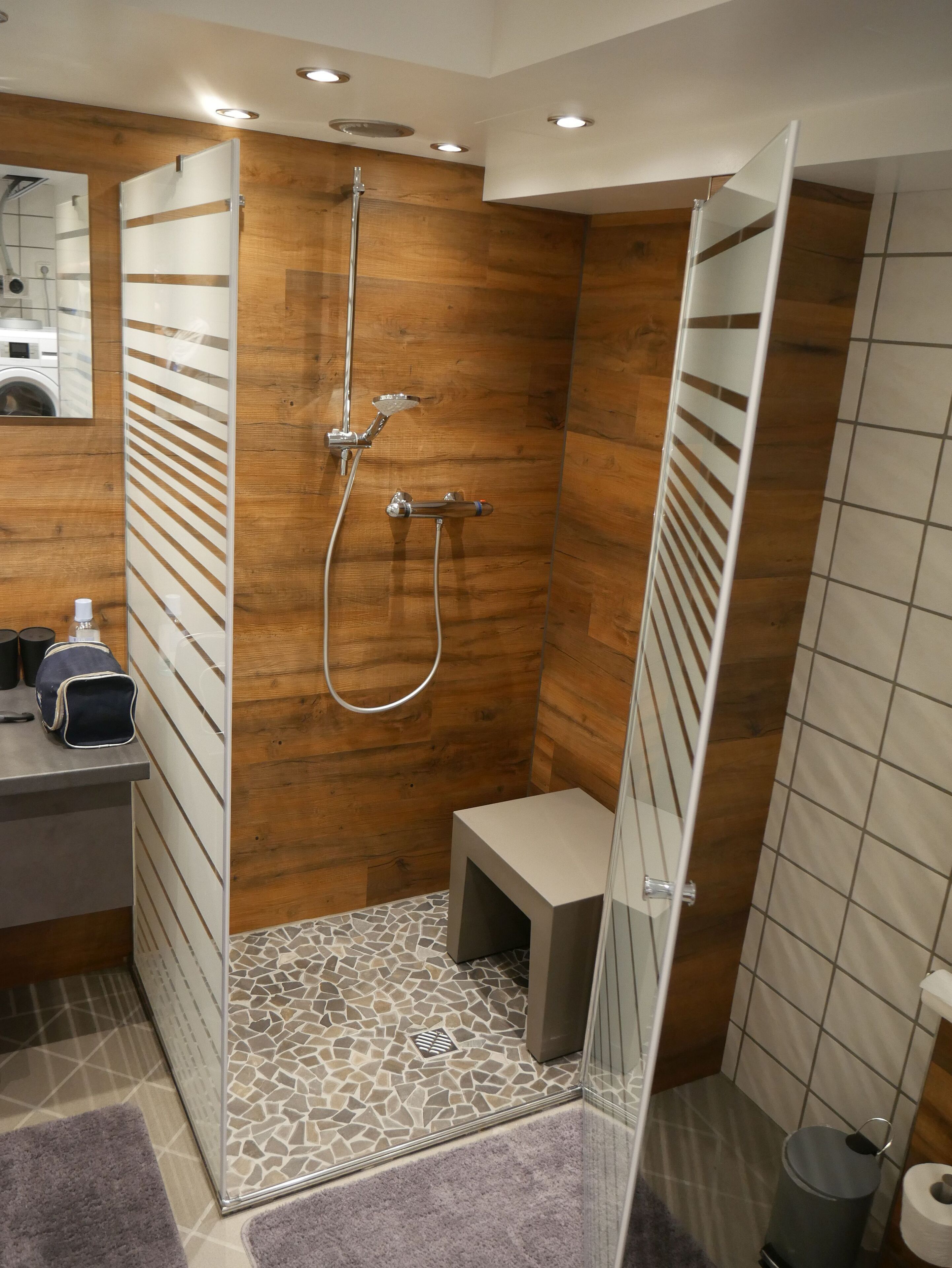 Apartment | Bathroom | Shower, hair dryer