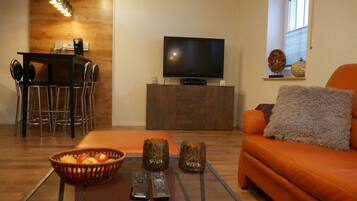 Apartment | Living room | 20-inch TV with satellite channels