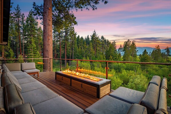 Property grounds - 9 bedroom Luxury Villa by the lake with Indoor Pool (South Lake Tahoe)