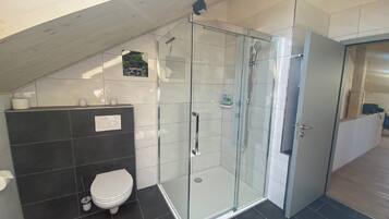 Kondominium | Kamar mandi | Shower, pengering rambut, jubah mandi, dan sabun