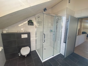 Appart'hĂŽtel | Salle de bain | Douche, sĂšche-cheveux, peignoirs, savon