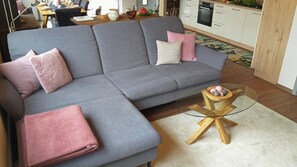 Apartment | Wohnbereich | 42-Zoll-Flachbildfernseher mit Satellitenempfang, Fernseher, DVD-Player