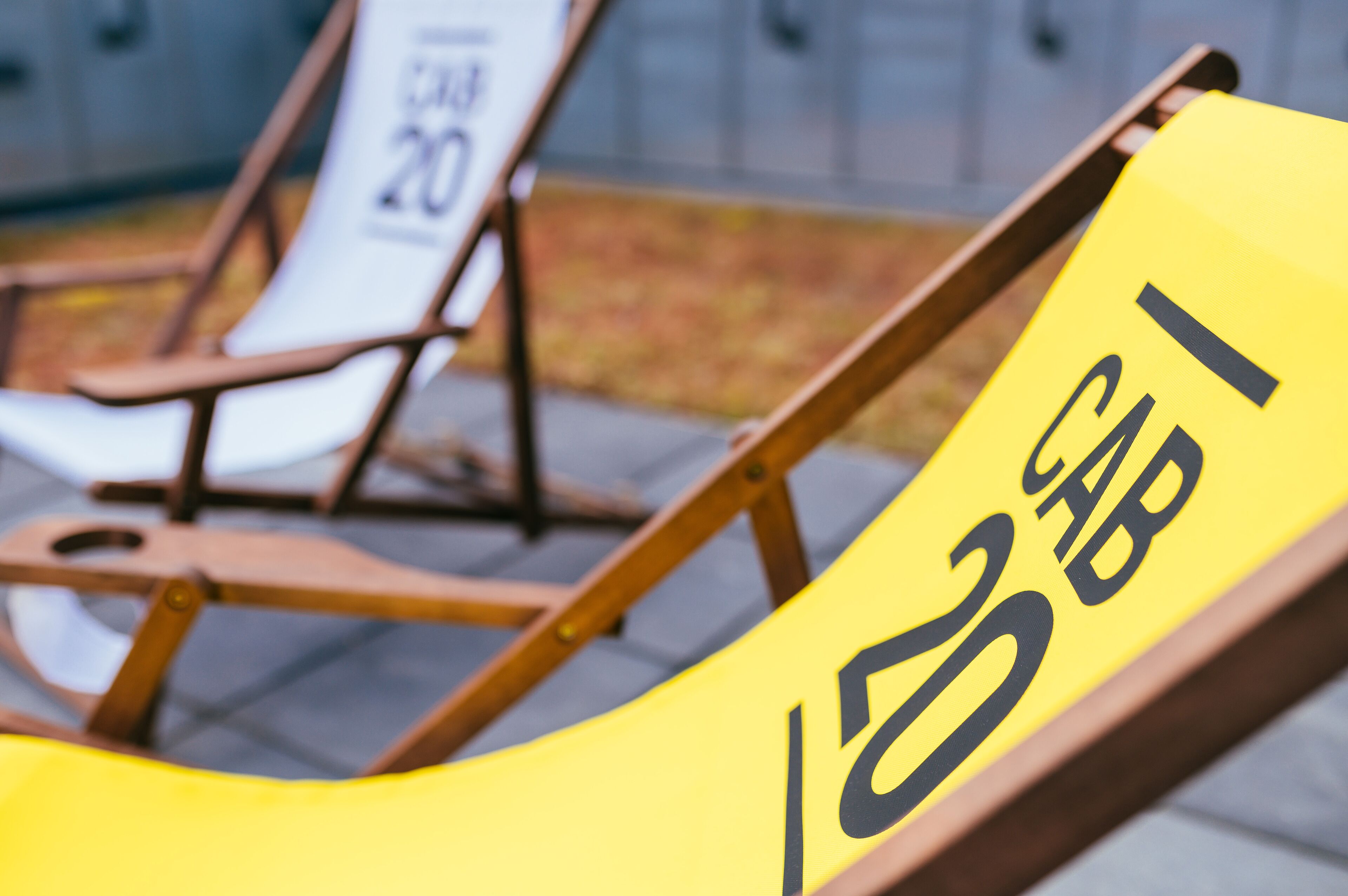 Una silla de lounge amarilla con el texto "CAB 20".
