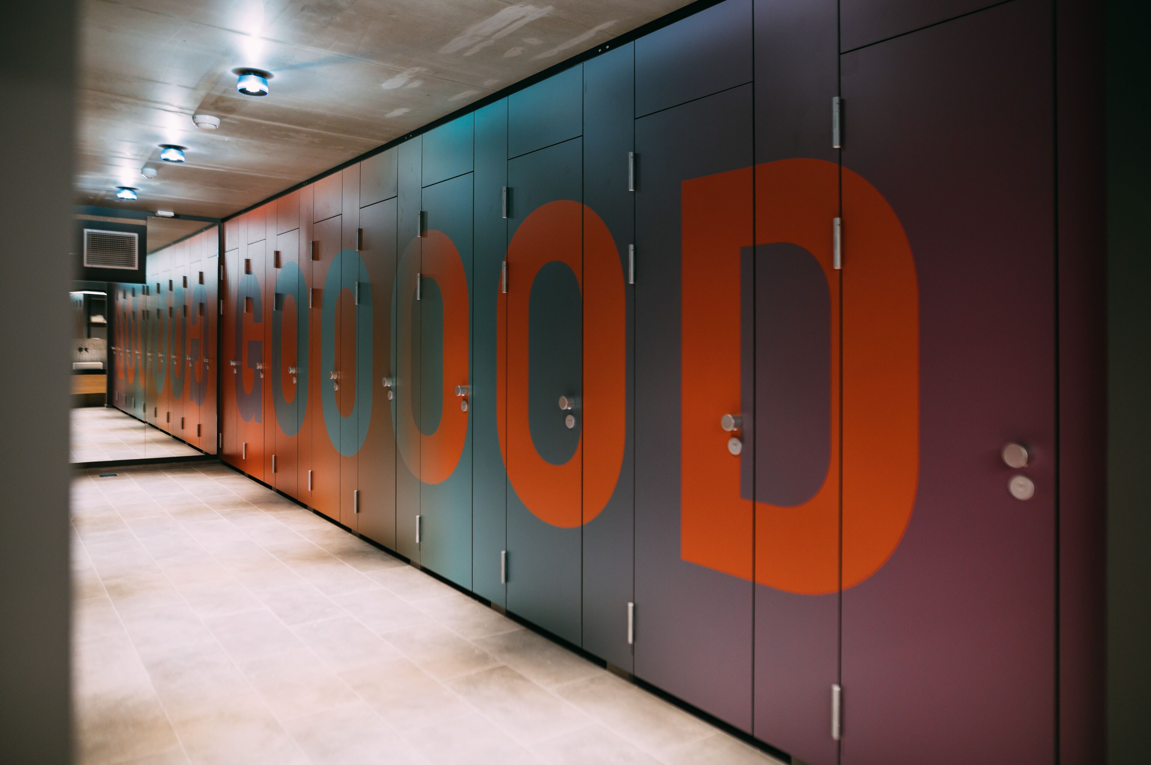 Una hilera de casilleros con letras grandes y coloridas en las puertas.