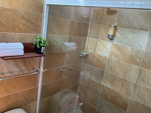 Dusche, Haartrockner, HandtĂŒcher, Seife