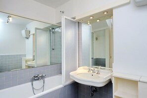 Combined shower/tub, hair dryer, bidet, towels - Apartment with private terrace in the center of Rome (Roma)
