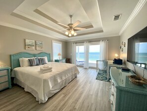 4 habitaciones, escritorio y tabla de planchar con plancha