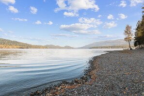 On the beach - Waterfront Whitefish Lake Condo 5BD | 1 Bed, 1 Bath (Whitefish)