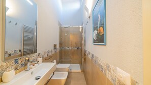 Apartment, 4 Bedrooms | Bathroom | Shower, bidet, towels, toilet paper - Casa Loris (Olbia)