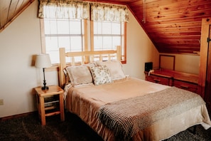 2 bedrooms, free WiFi, bed sheets - Private & Secluded w/ Beautiful Views Sunsets ~Hot Tub (Gatlinburg)