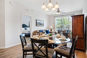 Un espace repas comprenant une table ronde, des chaises et un ventilateur de plafond.