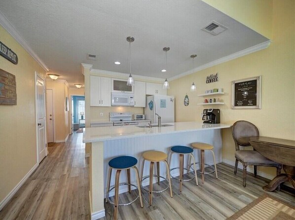 Kjøleskap, mikrobølgeovn, ovn og kokeplater