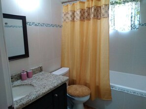Apartamento | Banheiro | Chuveiro, produtos de toalete grátis, toalhas de banho 