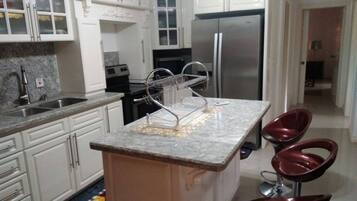 Apartamento | Cozinha privada | Geladeira, micro-ondas, fogão, cooktop
