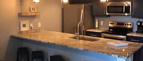 ثلاجة، ميكروويف، فرن، موقد طهي مسطح