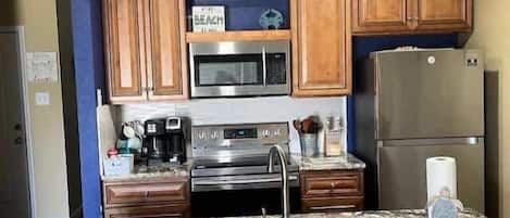 冷蔵庫、電子レンジ、オーブン、コンロ