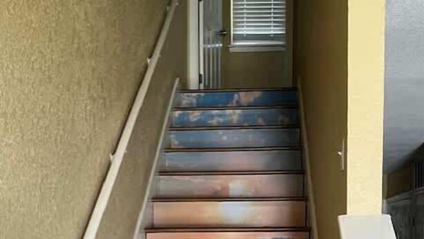 Un escalier doté d’un motif en marbre unique.