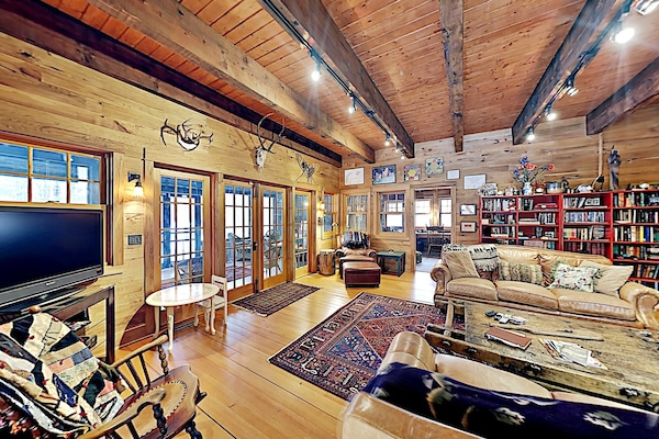 Beautiful lake and view, nicely appointed, great fireplace, fantastic screened-in porch.