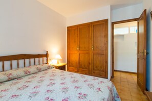 2 habitaciones y tabla de planchar con plancha 