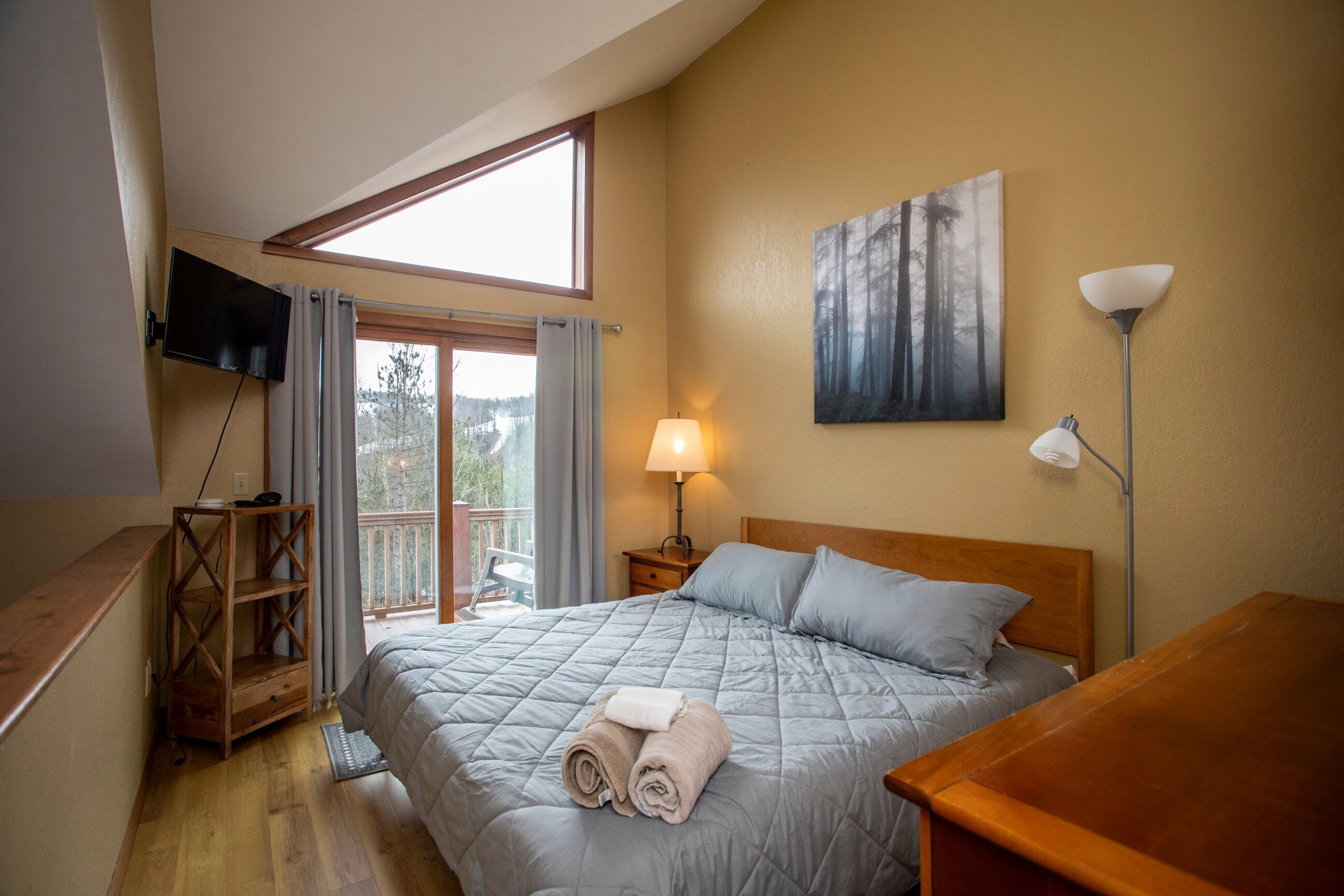 3 slaapkamers, een strijkplank/strijkijzer, gratis wifi, beddengoed