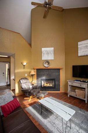 Smart TV, fireplace. SPACIOUS TOWNHOME, GREAT SLOPE VIEWS - PERFECT FOR YOUR OUTDOOR GETAWAY!