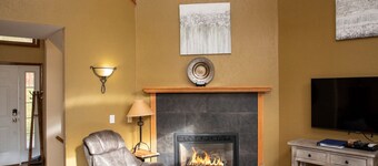 SPACIOUS TOWNHOME, GREAT SLOPE VIEWS - PERFECT FOR YOUR OUTDOOR GETAWAY! 