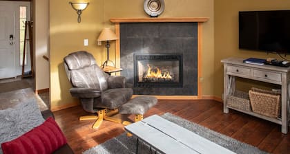 SPACIOUS TOWNHOME, GREAT SLOPE VIEWS - PERFECT FOR YOUR OUTDOOR GETAWAY!