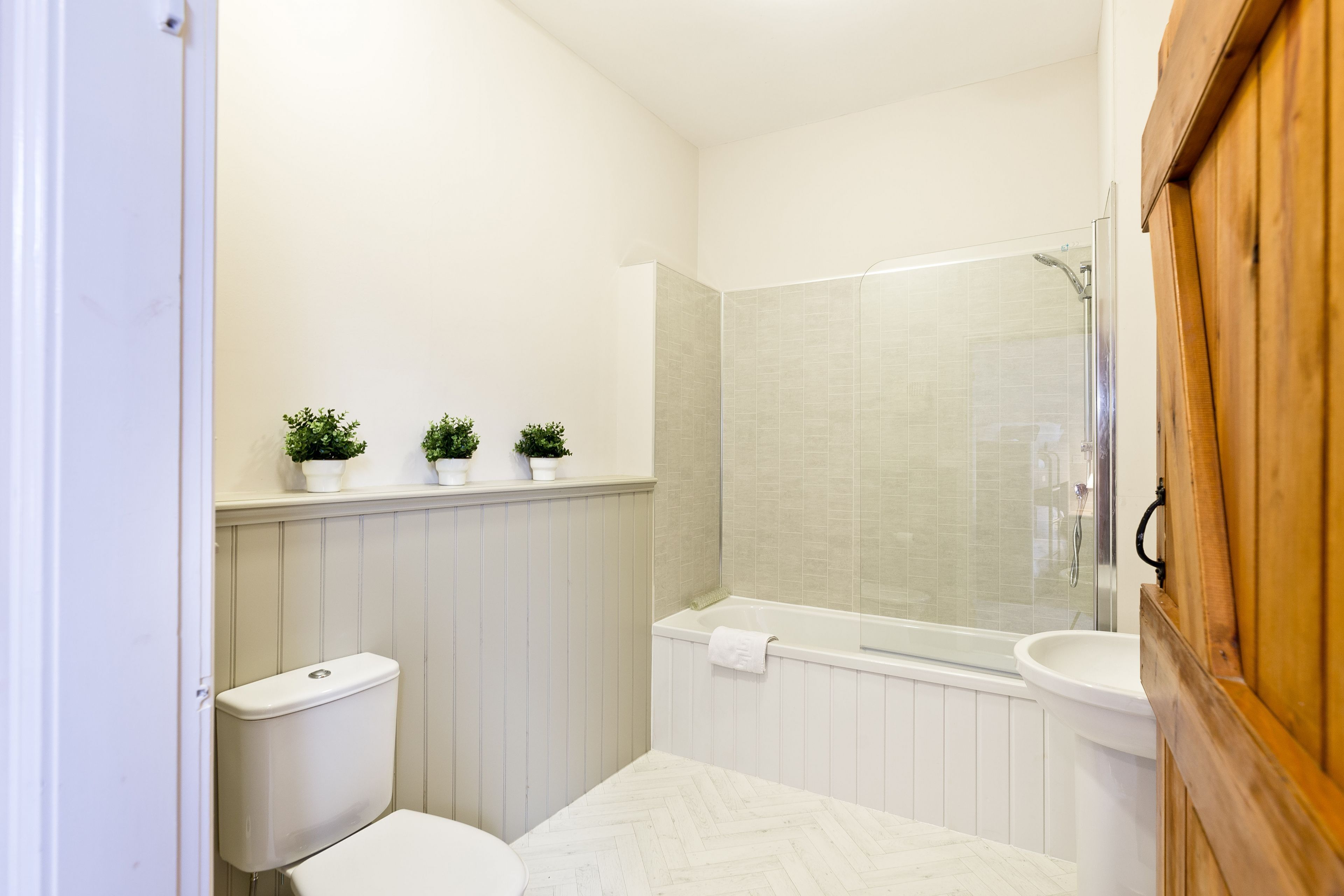 シャワー付き浴槽、ヘアドライヤー、タオル