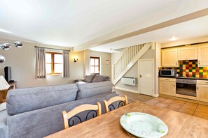 TV, DVD player, ping pong - Alstonsfield Cottage in The Debyshire Dales (Ashbourne)