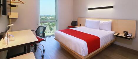 Escritorio, espacio para trabajar con laptop y cortinas blackout