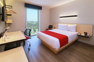 Escritorio, espacio para trabajar con un portátil, cortinas opacas