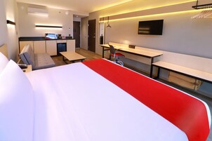Habitación superior, 1 cama de matrimonio grande con sofá cama | Escritorio, espacio para trabajar con un portátil, cortinas opacas
