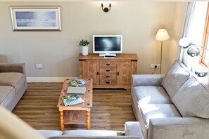 TV, ping pong - Callow Cottage With Shared Swimming Pool (Ashbourne)