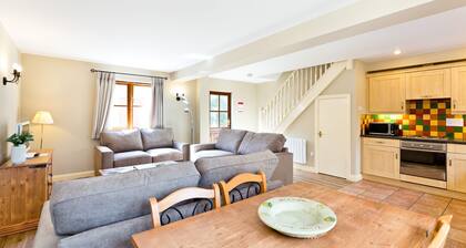 Callow Cottage With Shared Swimming Pool