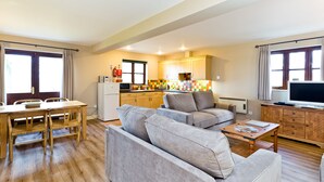 TV, table tennis - Edale Cottage With Shared Swimming Pool (Ashbourne)