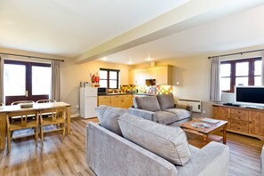 TV, ping pong - Edale Cottage With Shared Swimming Pool (Ashbourne)