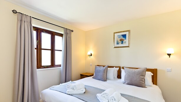 2 bedrooms, iron/ironing board, WiFi (free), bed sheets - Edale Cottage With Shared Swimming Pool (Ashbourne)