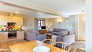 Unclassified image, 2 of 10, button - Edale Cottage With Shared Swimming Pool (Ashbourne)