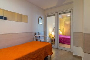 2 Schlafzimmer, Bügeleisen/Bügelbrett